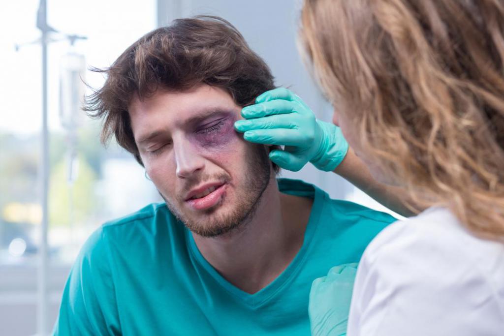 Чем лечить синяк под глазом после удара лечение thumbnail