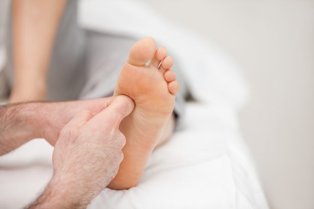 почему болят подушечки пальцев ног thumbnail