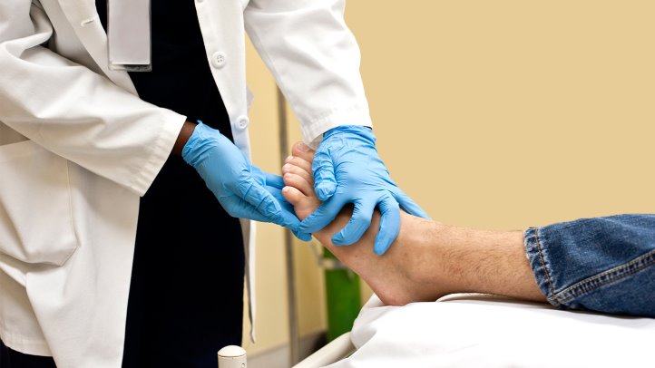 Произошел ушиб пальца на ноге: признаки серьезной травмы и методы лечения thumbnail