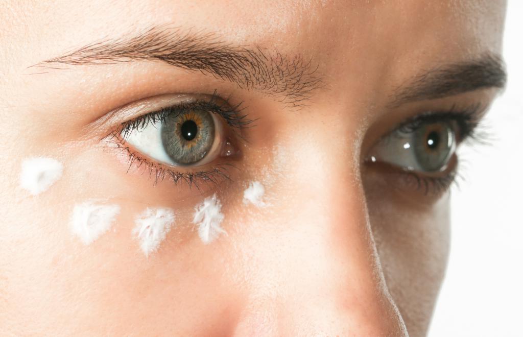 Причины шелушения кожи вокруг глаз