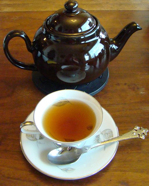 Заваркой протирать. Чай для глаз. Чайная заварка для глаз. Чай Brown Tea. Глазки чайные.